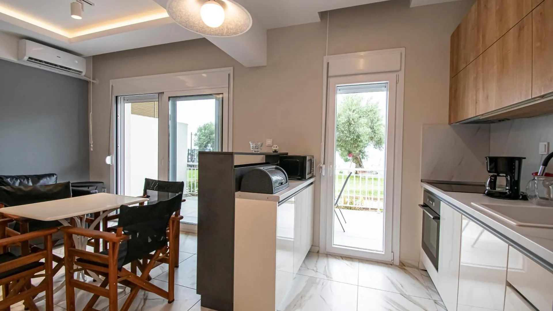 Eleni Seafront Apartment By Rentalspro Services-Nea Moudania Halkidiki Greece