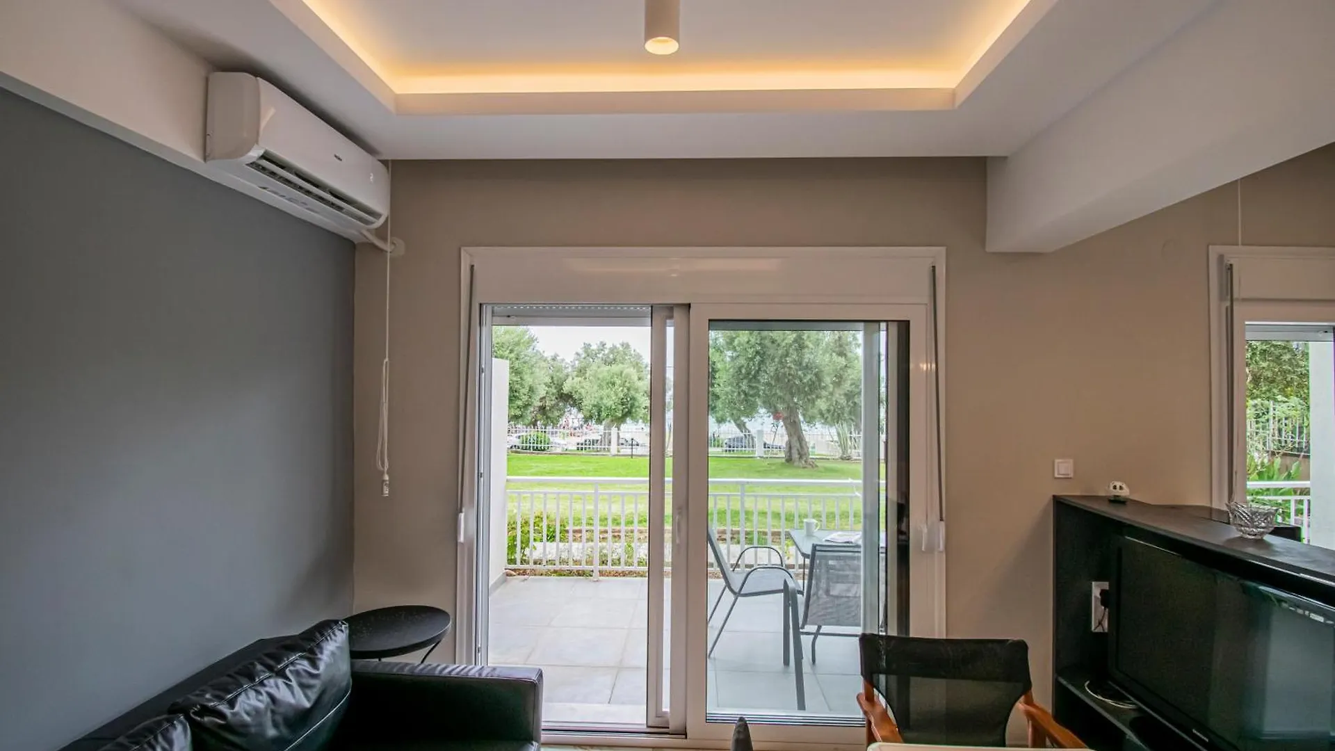 Eleni Seafront Apartment By Rentalspro Services-Nea Moudania Halkidiki